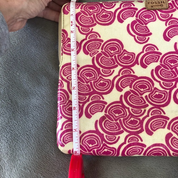 Fossil padded multi print IPad case. - Picture 4 of 7